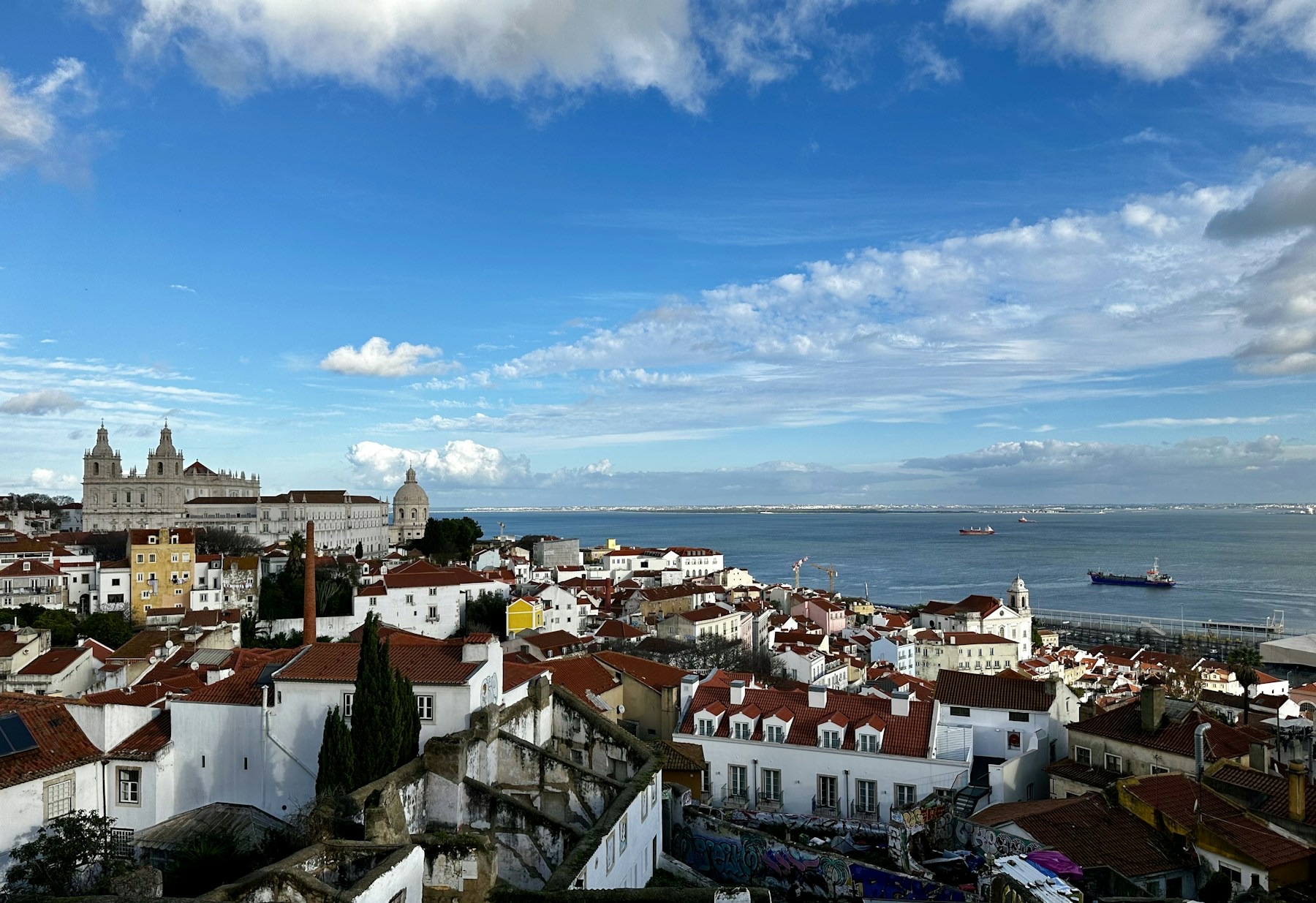 Alfama e o rio Tejo vistos de um miradouro