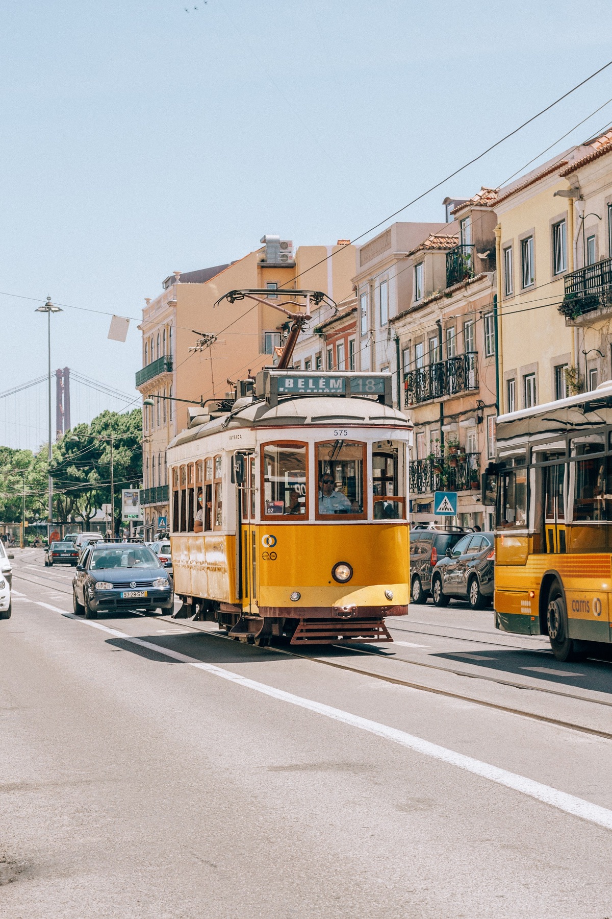 Elétrico amarelo nas ruas de Lisboa