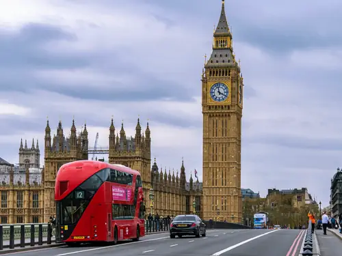 Autocarro vermelho junto ao Big Ben
